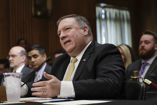 폼페이오 미국 국무장관이 24일(현지시간) 상원 외교위원회에서 의원들의 질문에 답하고 있다. /워싱턴 AP=연합뉴스